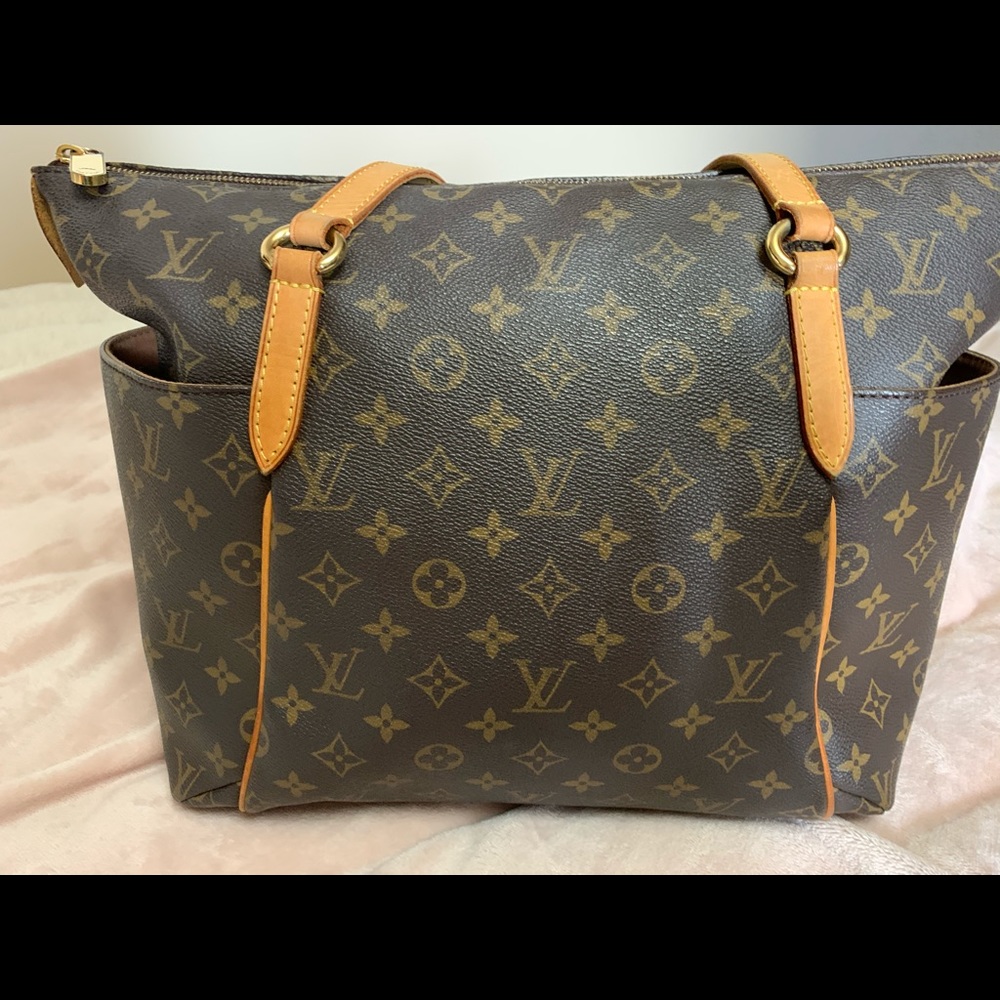 Totally MM Shoulder Tote. Louis Vuitton Brown Monogram Tote.. - Picture 3 of 16